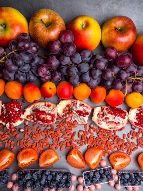 Varie bacche di frutti rossi ricche di vitamina resveratrolo antiossidanti Vista dall'alto