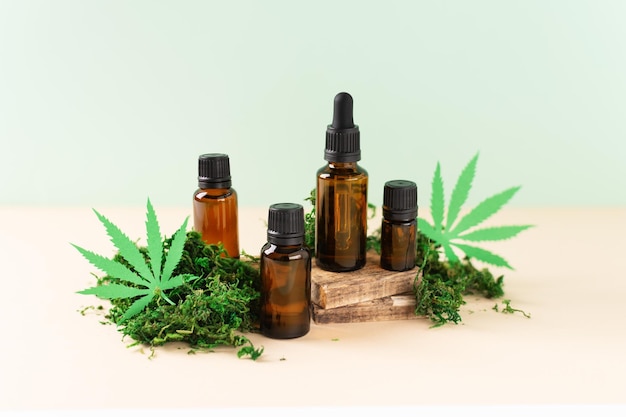 Varie bottiglie di vetro di olio di CBD Tintura di THC su sfondo moderno Olio di CBD per cosmetici