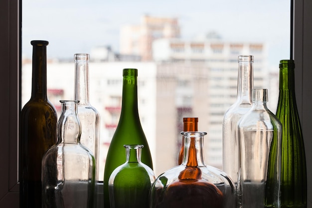 Varie bottiglie vuote sul davanzale e vista sulla città