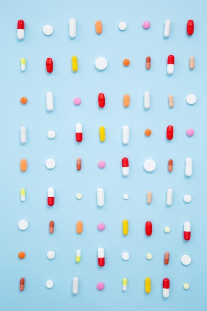 Varie compresse e capsule colorate per farmaci Concetto di assistenza sanitaria e medicina Schema di visualizzazione dall'alto