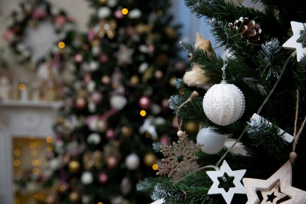 Varie Decorazioni Sull'albero Di Natale.