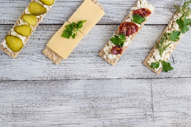 Varie fette di pane croccante sul tavolo da cucina in legno