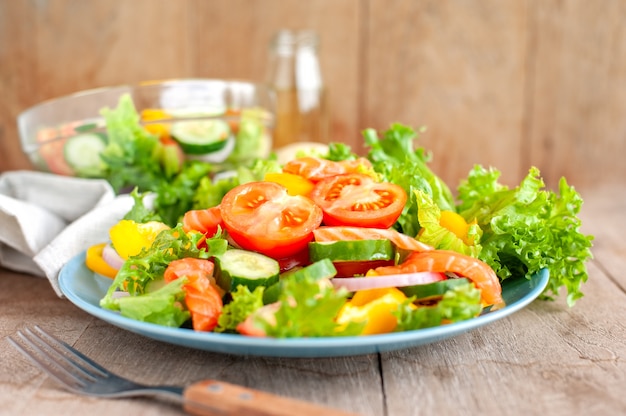 Varie insalate fresche con pomodoro, cetriolo, cipolla, peperone, cibo sano e dieta m