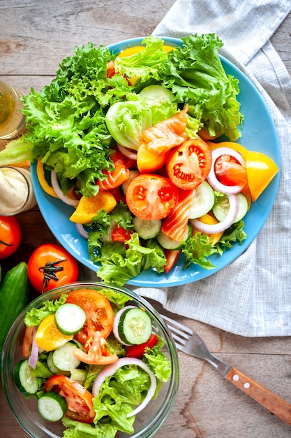 Varie insalate fresche con pomodoro, cetriolo, cipolla, peperone, cibo sano e dieta m