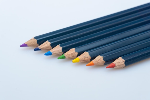Varie matite colorate su sfondo bianco