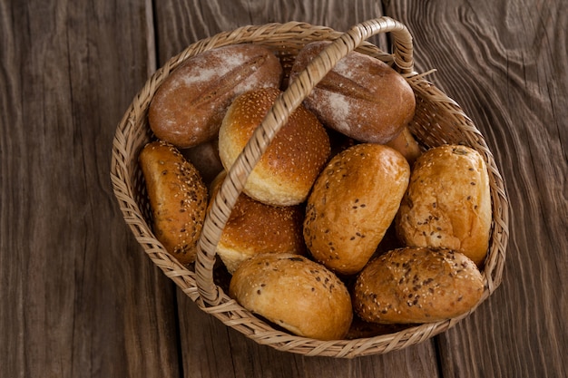 Varie merce nel carrello delle pagnotte di pane