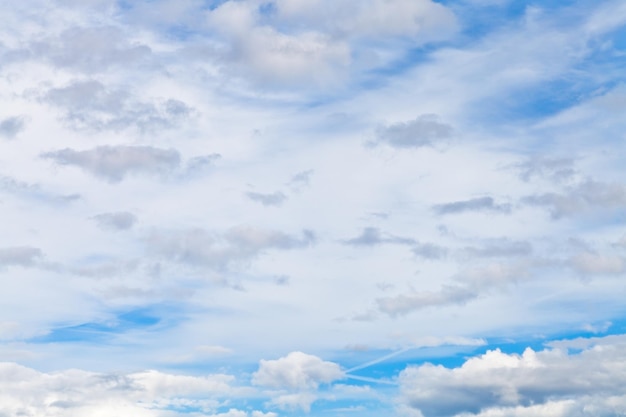 Varie nuvole bianche nel cielo blu