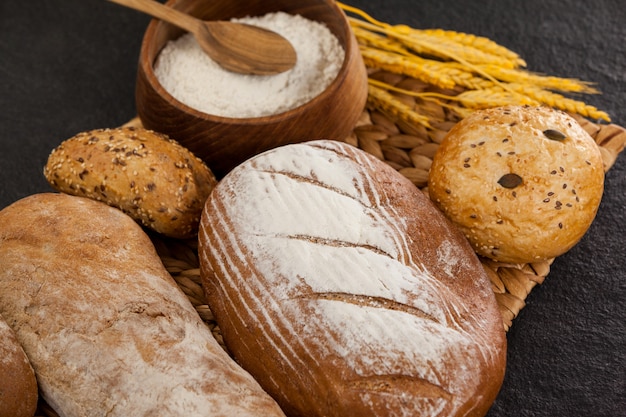 Varie pagnotte di pane con farina