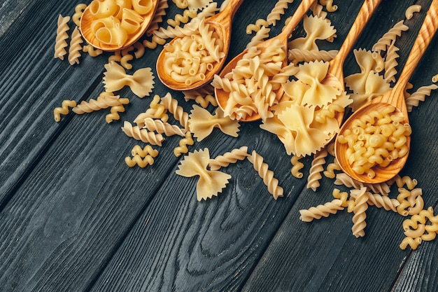 Varie pasta sul cucchiaio di legno