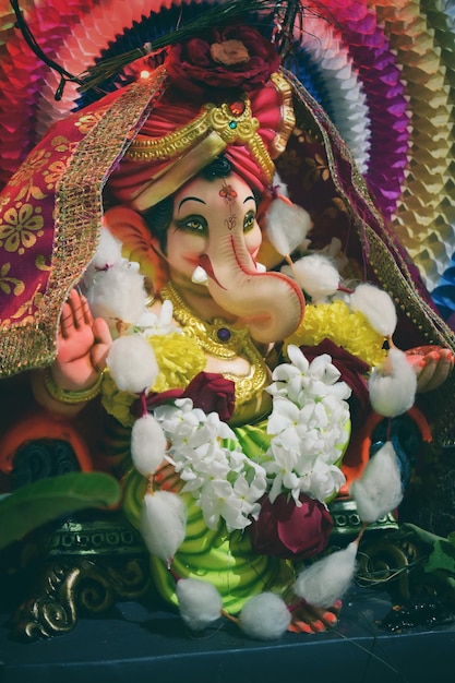 Varie statue di Ganesh un simbolo sacro dell'induismo nel festival di Chaturthi