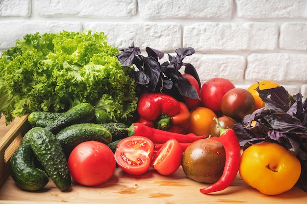 Varie verdure e foglie di insalata.