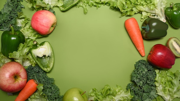 Varie verdure e frutta organiche su fondo verde