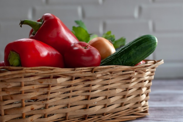 Varie verdure in un cesto di vimini Pomodori alimentari