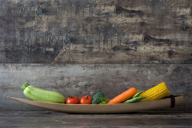 Varie verdure su un legno rustico