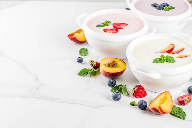 Varie zuppe cremose di frutta e bacche