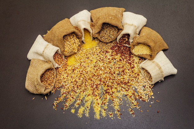 Varietà assortita di cereali in sacchi fatti a mano