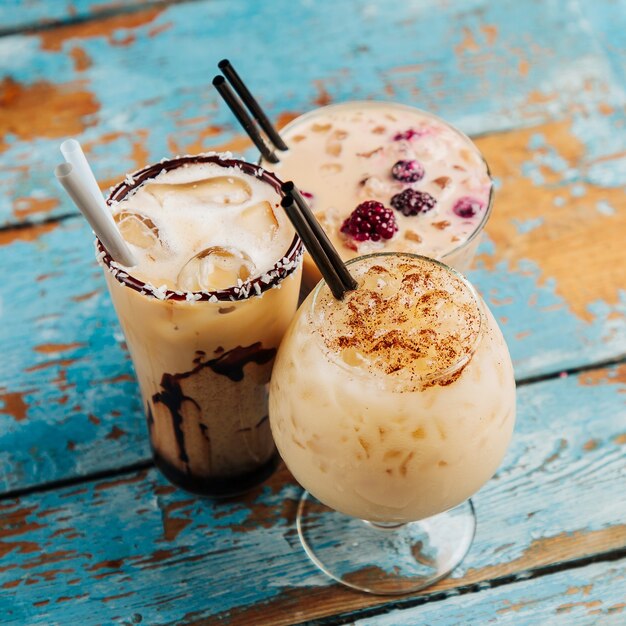 Varietà Caffè freddo con latte, sciroppo di cioccolato. Bevande estive fresche.