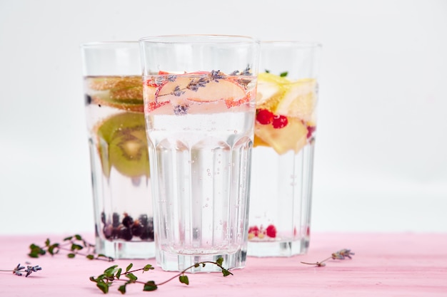 Varietà di acqua infusa disintossicante. Dieta. Bevanda salutare