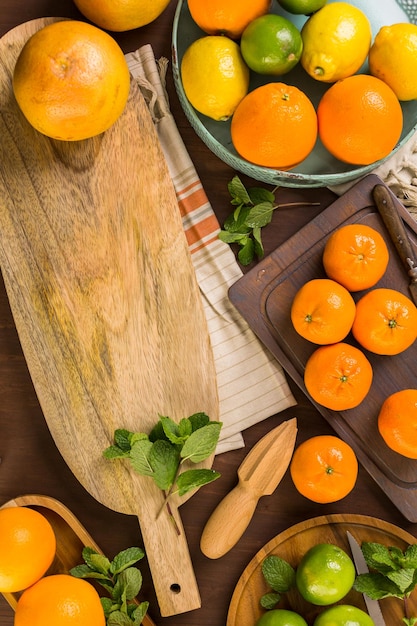 Varietà di agrumi tra cui limoni, linee, pompelmi e arance.