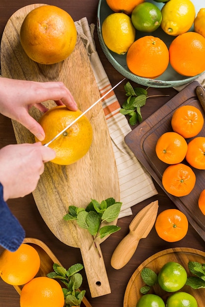 Varietà di agrumi tra cui limoni, linee, pompelmi e arance.