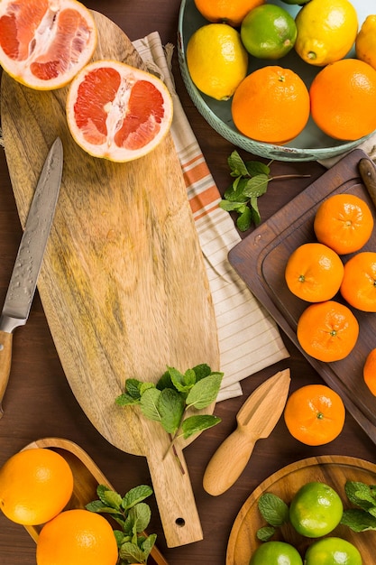 Varietà di agrumi tra cui limoni, linee, pompelmi e arance.