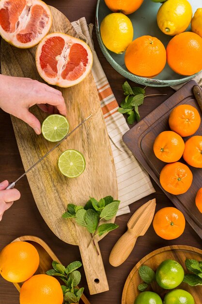 Varietà di agrumi tra cui limoni, linee, pompelmi e arance.