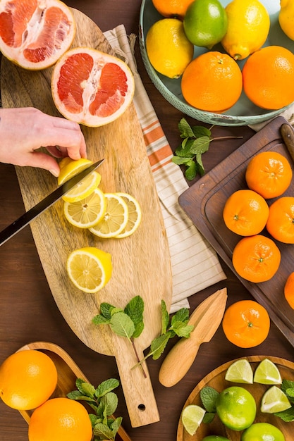 Varietà di agrumi tra cui limoni, linee, pompelmi e arance.