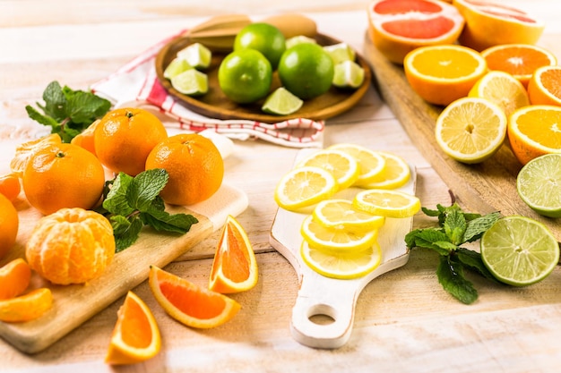 Varietà di agrumi tra cui limoni, linee, pompelmi e arance.