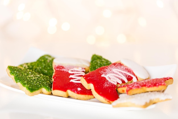 Varietà di biscotti di Natale colorati su sfondo bianco.