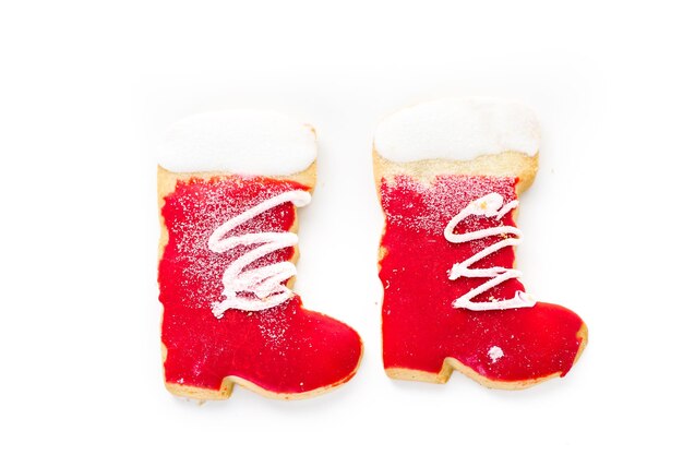 Varietà di biscotti di Natale colorati su sfondo bianco.