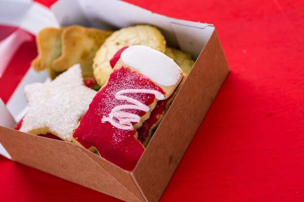 Varietà di biscotti di Natale come regalo alimentare per Natale.