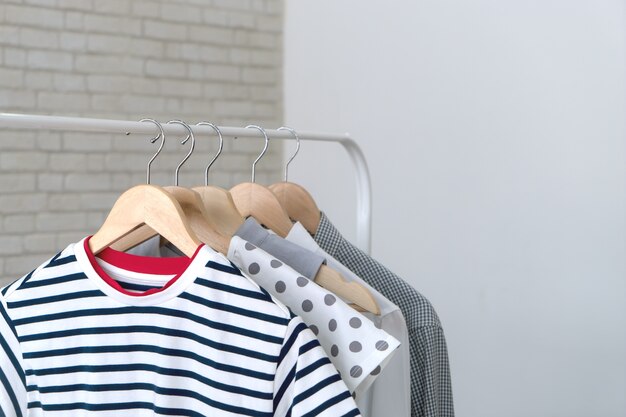 Varietà di camicia femminile appesa in fila in una stanza di stilista