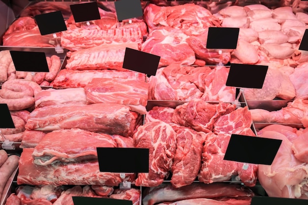 Varietà di carne fresca nel supermercato