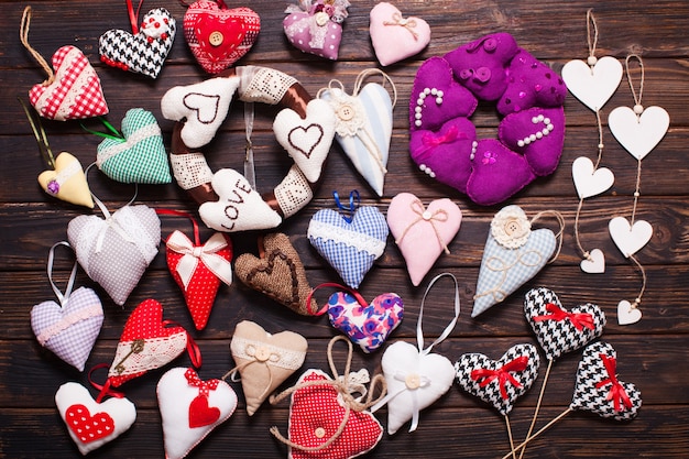 Varietà di cuori tessili e in legno sul mercato delle vacanze. San Valentino