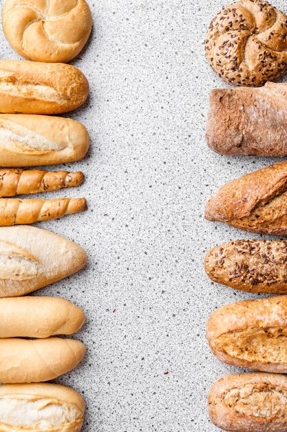 Varietà di deliziosi pane fresco e baguette