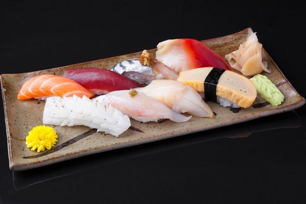 Varietà di deliziosi sushi su un piatto