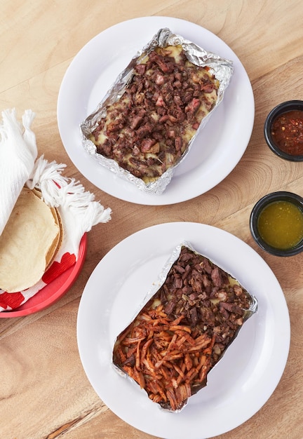 Varietà di deliziosi tacos sopes pastori tipici messicani