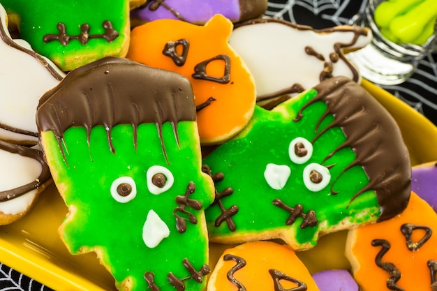 Varietà di dolci preparati come dolcetti di Halloween.