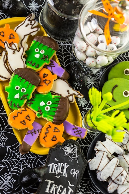 Varietà di dolci preparati come dolcetti di Halloween.