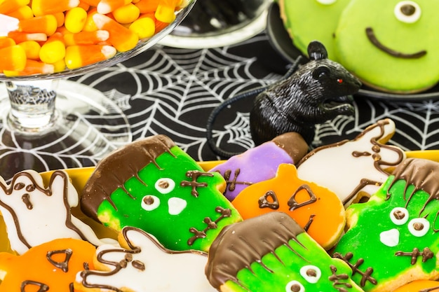 Varietà di dolci preparati come dolcetti di Halloween.