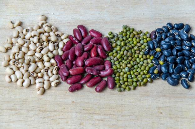 Varietà di fagioli con pane integrale