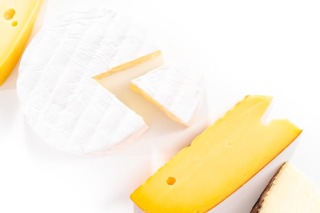 Varietà di formaggio gourmet a spicchi grandi su sfondo bianco
