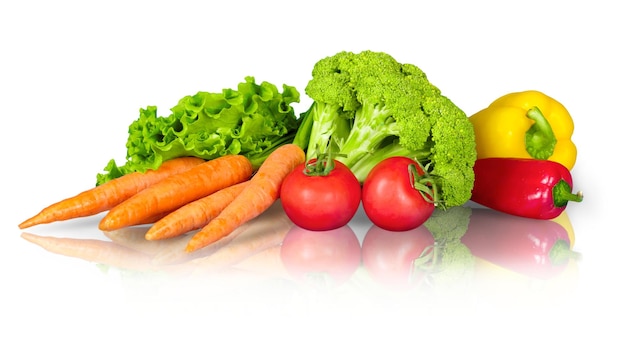 Varietà di frutta e verdura fresche e vivaci su uno sfondo bianco