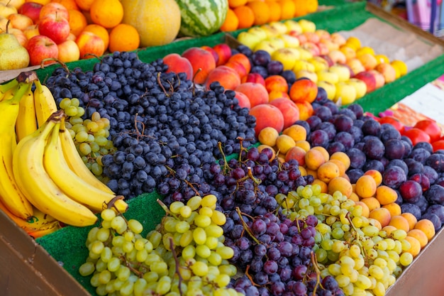 Varietà di frutta in scatole