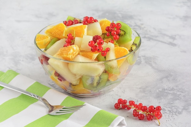 Varietà di frutta tropicale e Berry Salad Glass Bowl