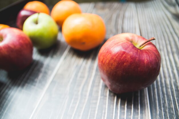 Varietà di frutti con mele rosse Mele verdi e arance