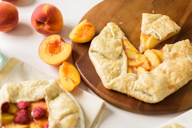 Varietà di gallette di pesche realizzate con pesche fresche locali.