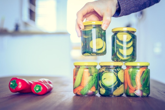 Varietà di gustose verdure in bicchieri di conservazione Conservazione degli alimenti