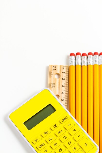 Varietà di materiale scolastico su uno sfondo bianco.