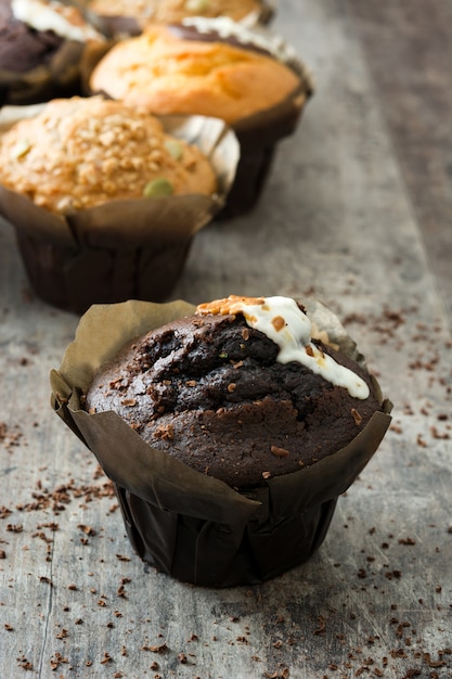 Varietà di muffin su una tavola di legno rustica